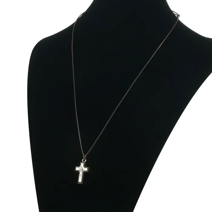 Collier crucifix INRI en bois pour homme femme traditionnellement inspiré occasions spéciales et port quotidien