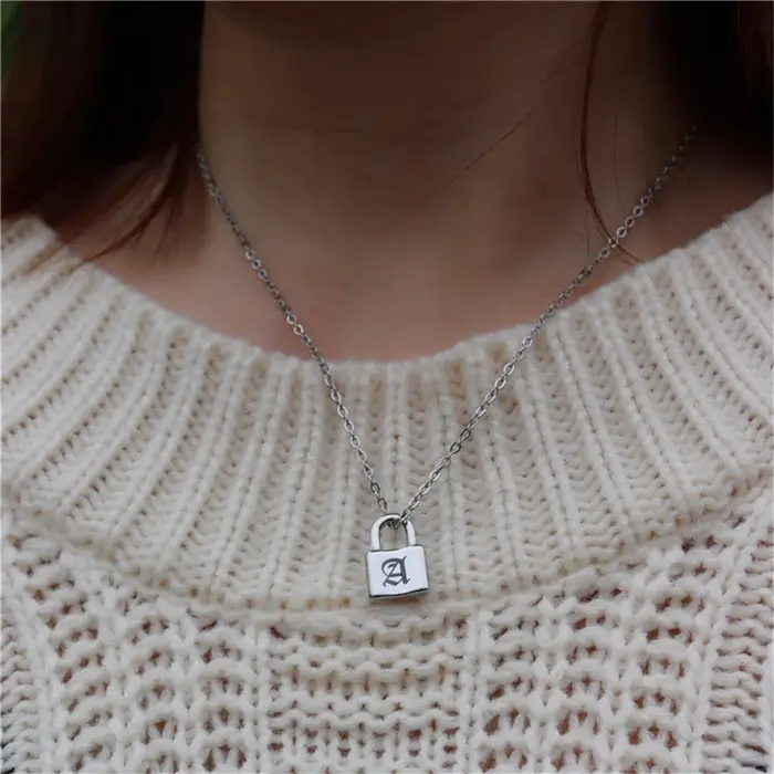 Collier avec pendentif cadenas initial en acier inoxydable