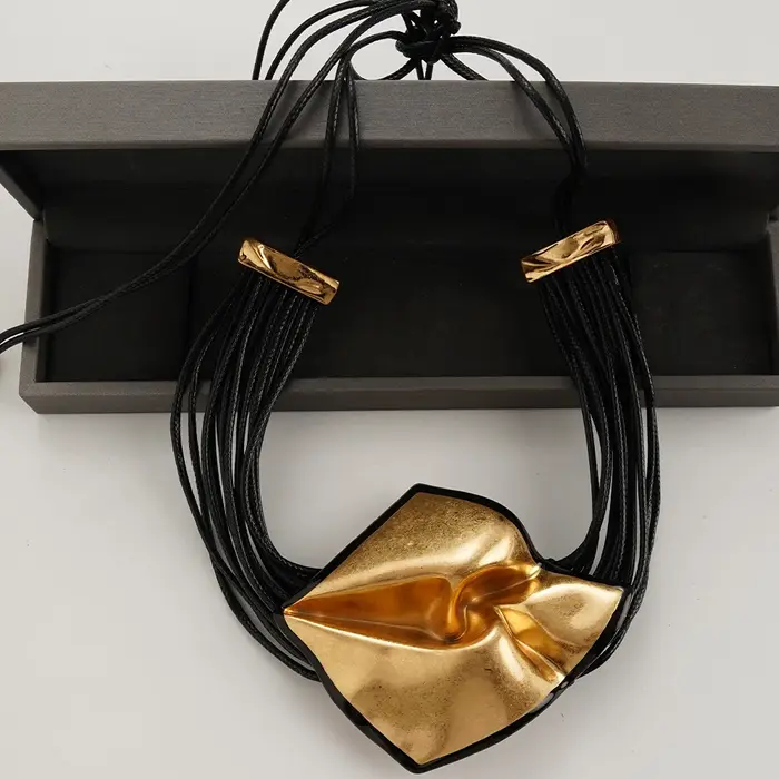 Collier de déclaration en cordon tressé noir avec pendentif géométrique texturé doré