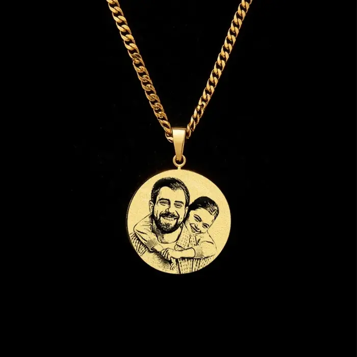 Collier personnalisé avec chaîne Figaro et pendentif gravé au laser pour couple, cadeau d'anniversaire et occasions spéciales