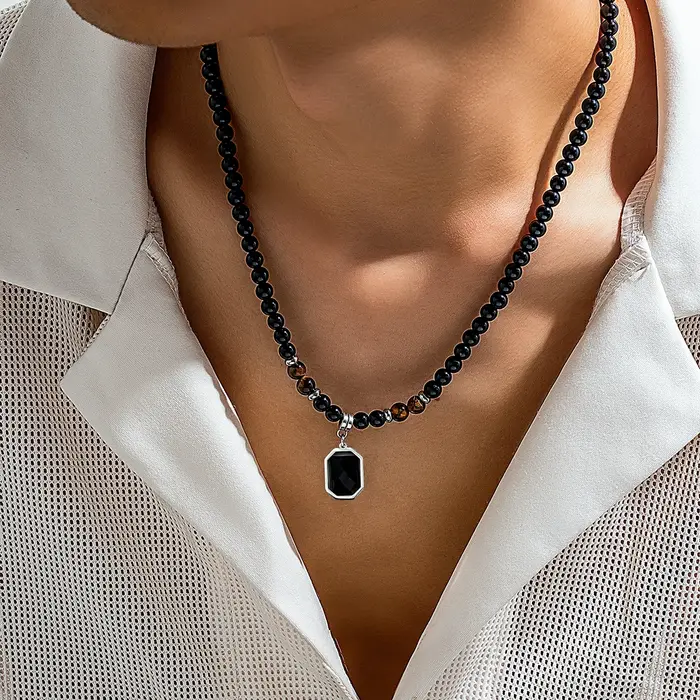 Collier de perles noires avec pendentif carré pour hommes