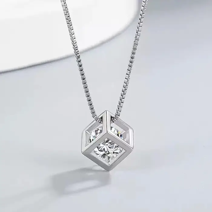 Collier en argent 925 avec zirconium blanc et diamants de laboratoire plaqués or pour femmes pour occasions spéciales romantiques et mignonnes