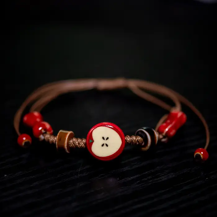 Bracelet en céramique de pomme fait à la main