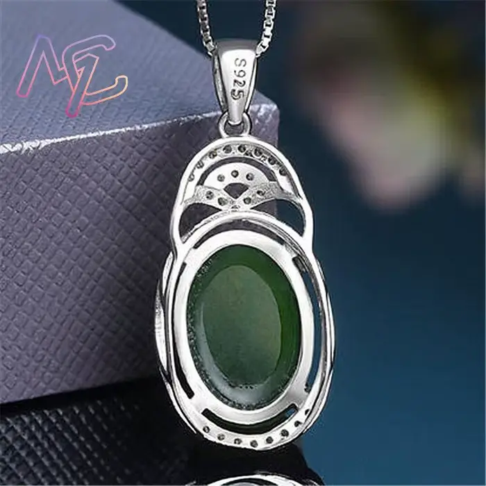 Collier pendentif en jade vert naturel élégant pour femmes occasions spéciales talisman de chance et de tranquillité