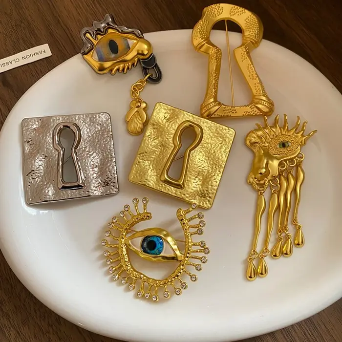 Broches œil porte-bonheur martelées couleur or style médiéval artistique pour femmes