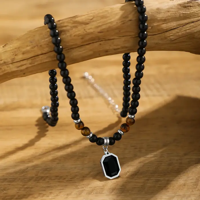 Collier de perles noires avec pendentif carré pour hommes