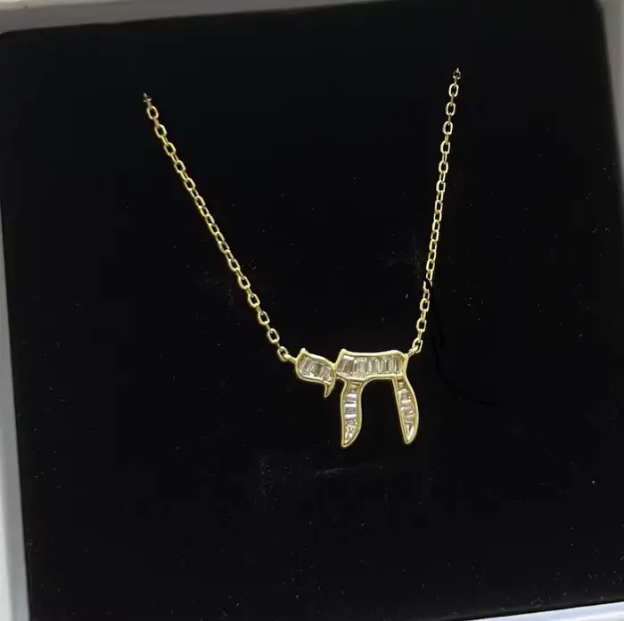 Collier Amulette Chai en Or avec Zircons Scintillants Bijoux pour Femme Occasions Spéciales Symbole de Vie Prospérité Gratitude
