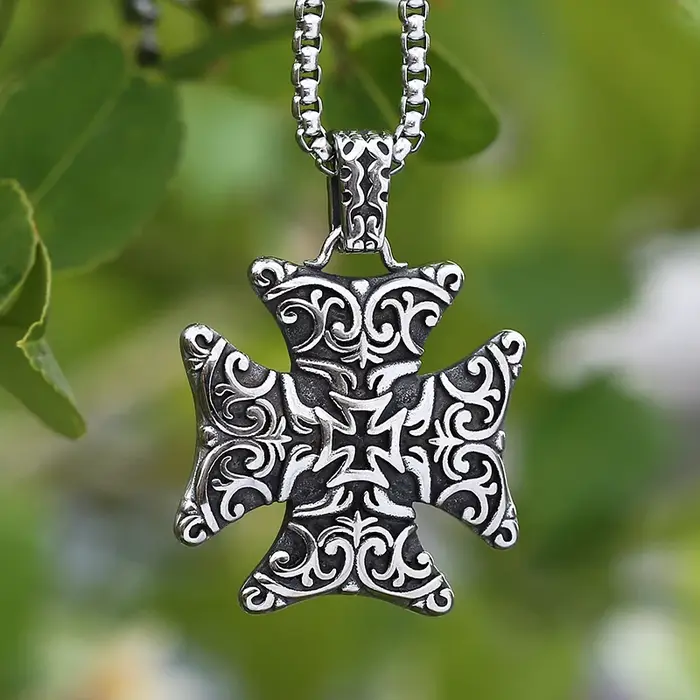 Collier Long Pendentif Croix Rayée avec Nom Gravé