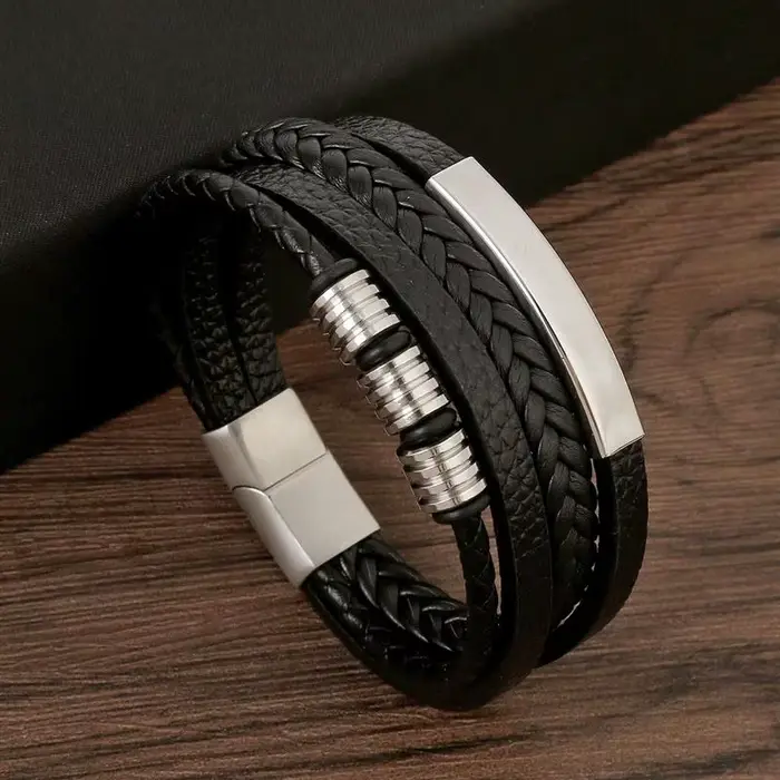 Bracelet en cuir multicouche tissé à la main pour homme style punk accessoire de mode avec breloques en alliage de zinc occasions spéciales