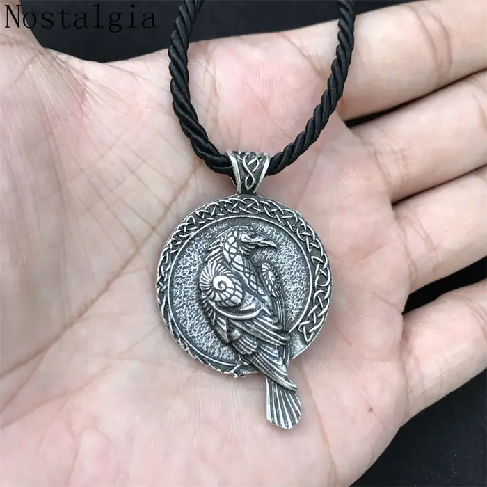 Collier pendentif amulette nordique corbeau viking
