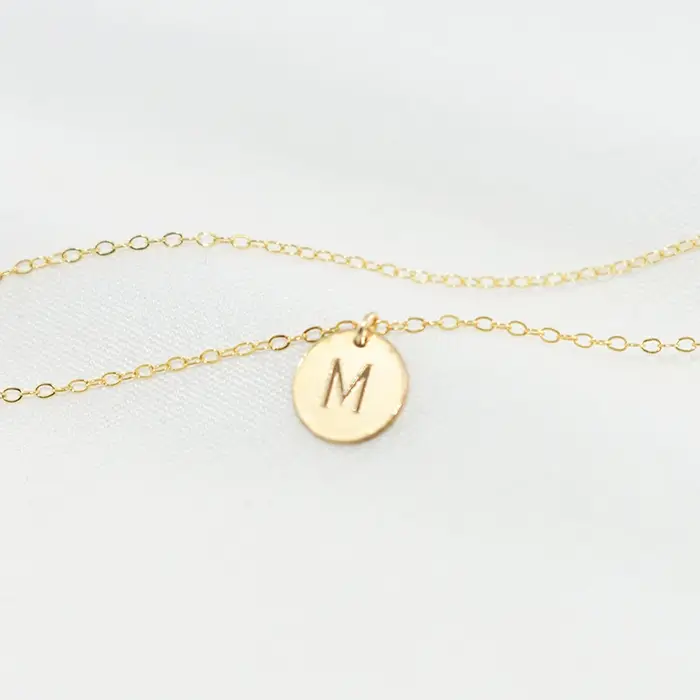Sautoir fait main avec pendentif en forme de pièce de monnaie or rempli pour femmes, bijou pour soirées spéciales, collier avec chaîne de maillons, bijou hypoallergénique et résistant à l'usure