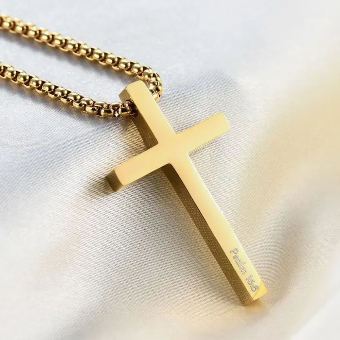Collier croisé personnalisé avec pendentif gravé nom, idéal pour anniversaires et cérémonies chrétiennes ou catholiques, unisexe, style hiphop rock