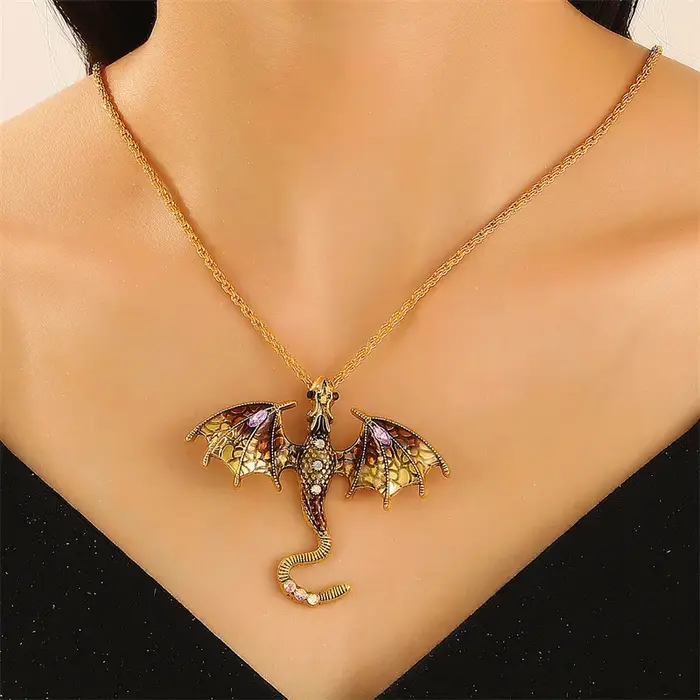 Collier Gothique Dragon Volant Coloré pour Femme et Homme