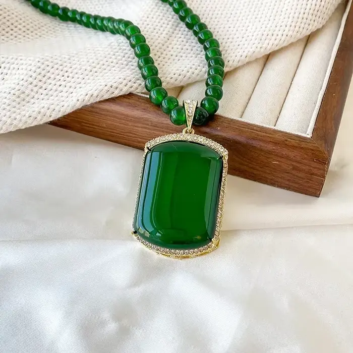 Nouveau collier long en saphir vert de style chinois, chaîne de pull de luxe, bijou pendentif automne-hiver, élégance et sensation haut de gamme