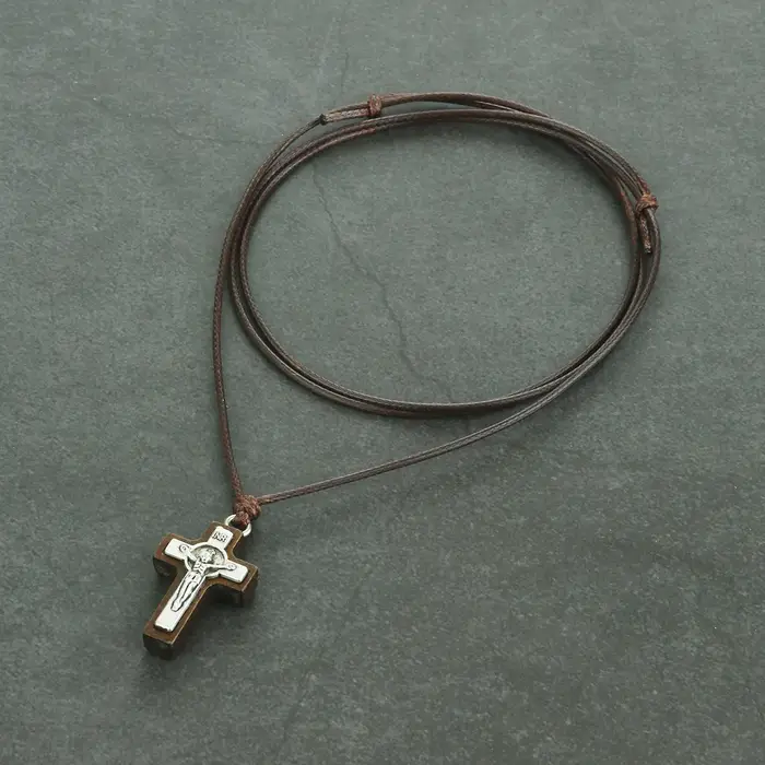 Collier crucifix INRI en bois pour homme femme traditionnellement inspiré occasions spéciales et port quotidien