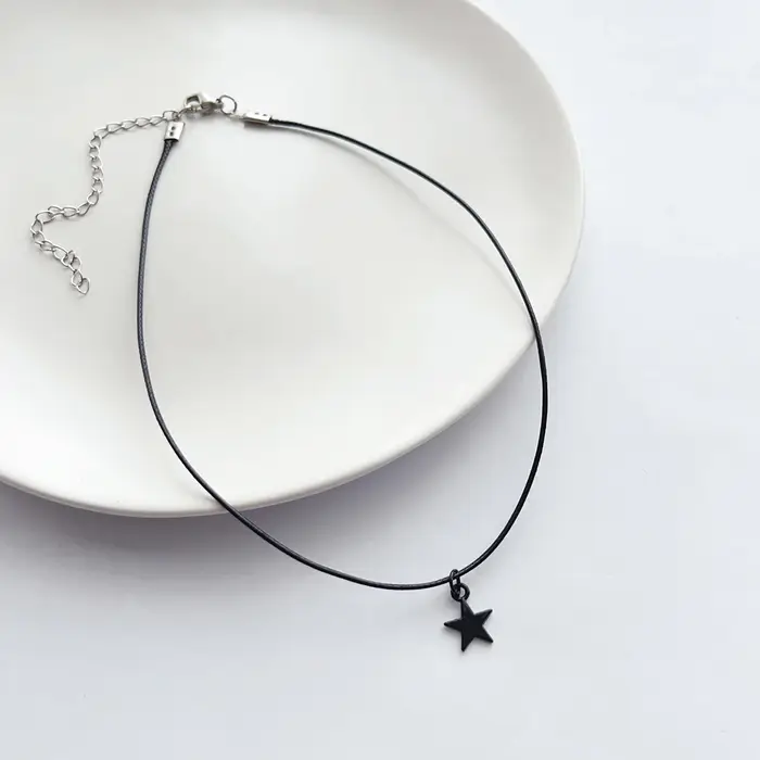 Collier ras du cou avec pendentif étoile à cinq branches noire