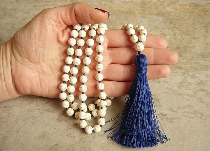 Howlite Mala perle collier noué à la main 108