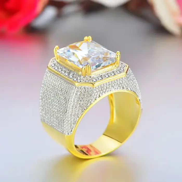 Bague en or 18 carats sertie de zirconium blanc carrée pour hommes styles modernes et classiques pour occasions spéciales et cadeaux festifs