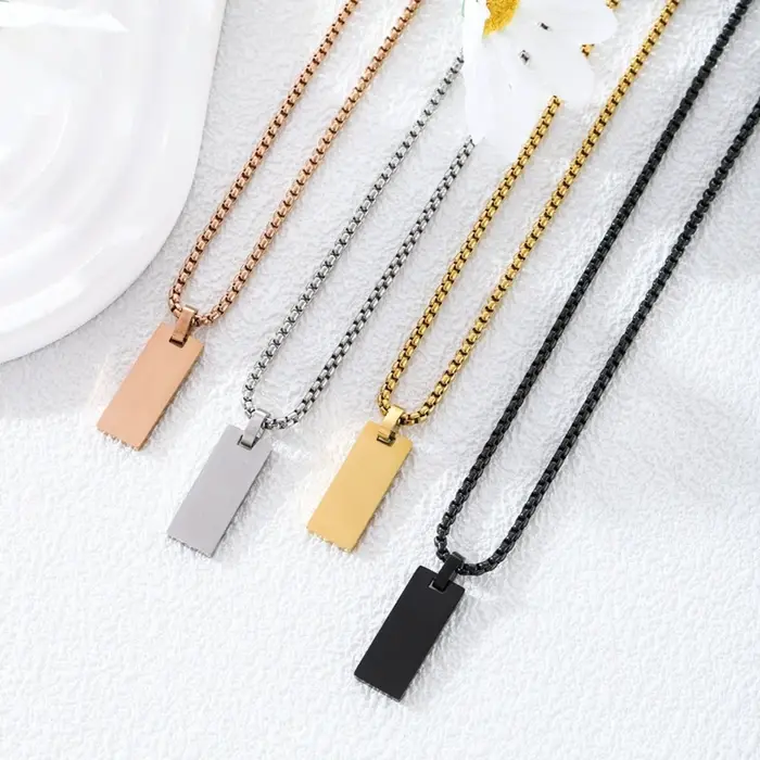 Collier avec étiquette pour hommes