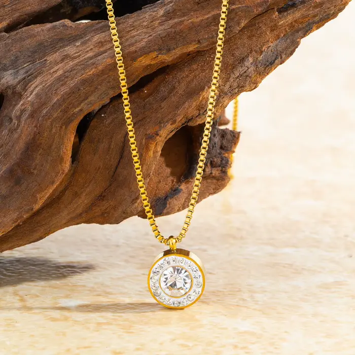 Collier en acier inoxydable plaqué or 18 carats avec pendentif CZ pour femmes romantique et hypoallergénique occasion spéciale quotidienne