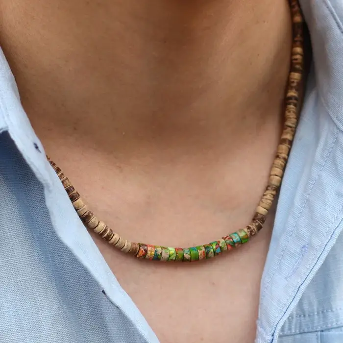 Collier ras du cou en bois naturel pour homme