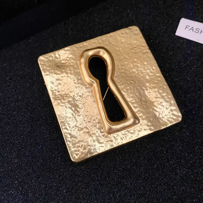 Broches œil porte-bonheur martelées couleur or style médiéval artistique pour femmes