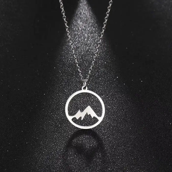 Amaxer Mountain Hill collier pour hommes femmes creux en acier inoxydable montagnes de neige pendentif