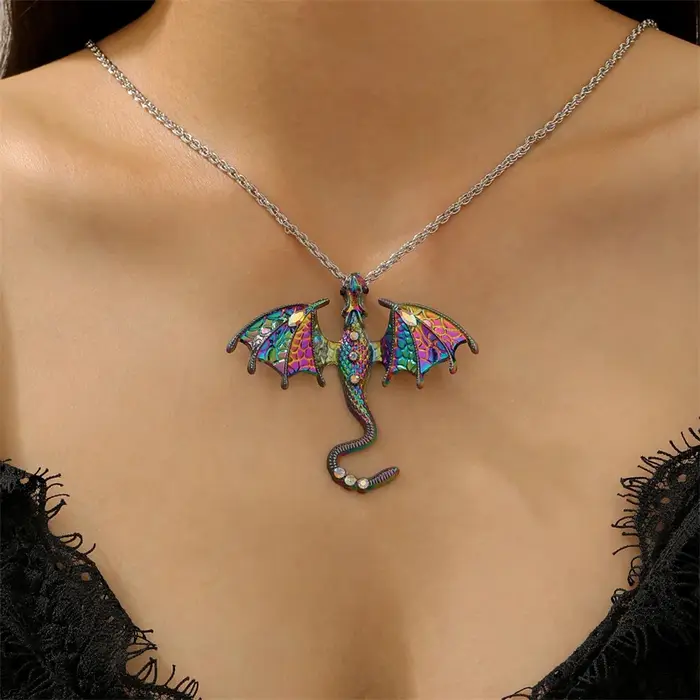 Collier Gothique Dragon Volant Coloré pour Femme et Homme