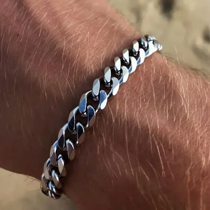 Bracelet en acier inoxydable pour homme style punk robuste avec fermoir mousqueton pour toutes occasions spéciales