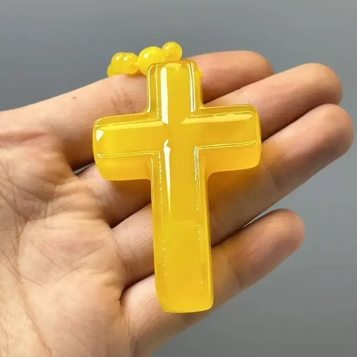 Collier avec pendentif croix en ambre jaune