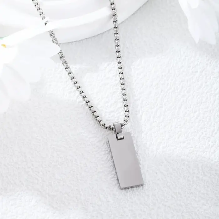 Collier avec étiquette pour hommes