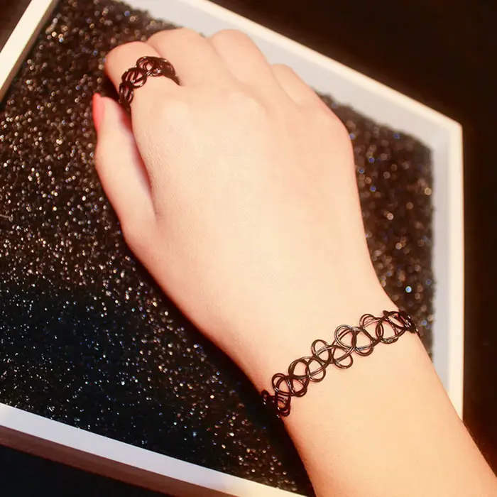 Collier de tatouage des années 90