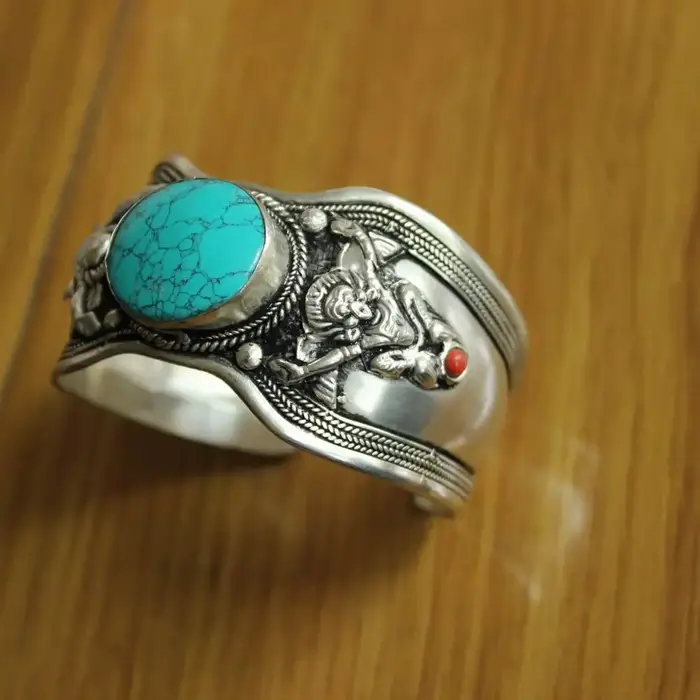 Bracelet en argent tibétain serti de pierre turquoise naturelle large et ajustable pour femmes et hommes pour les occasions spéciales et le quotidien