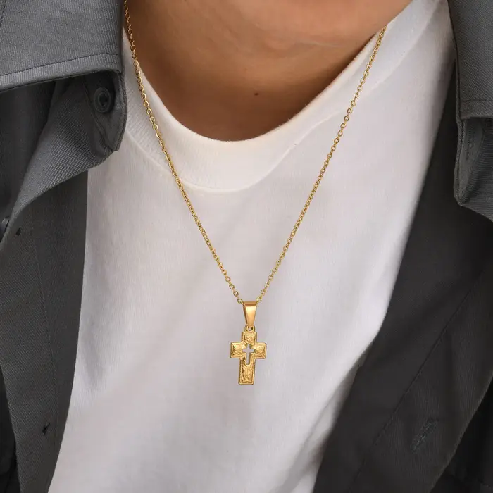 Collier Croix Catholique en Acier Inoxydable Or Jaune Clair Unisexes Élégant Pour Fêtes Religieuses Anniversaires Occasions Spéciales