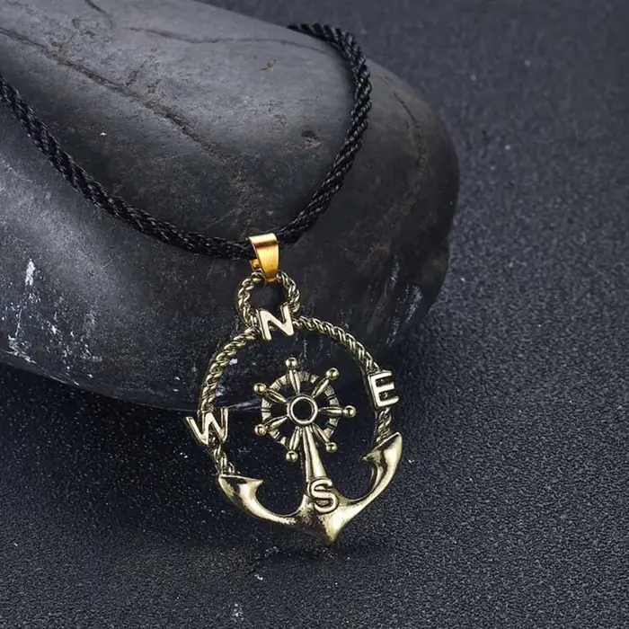 Collier de bateau avec boussole et ancre pour femmes, souvenir de navigateurs, bijou religieux élégant pour occasions spéciales