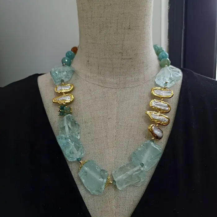 Collier de grosse brute de quartz bleu perle Biwa blanche