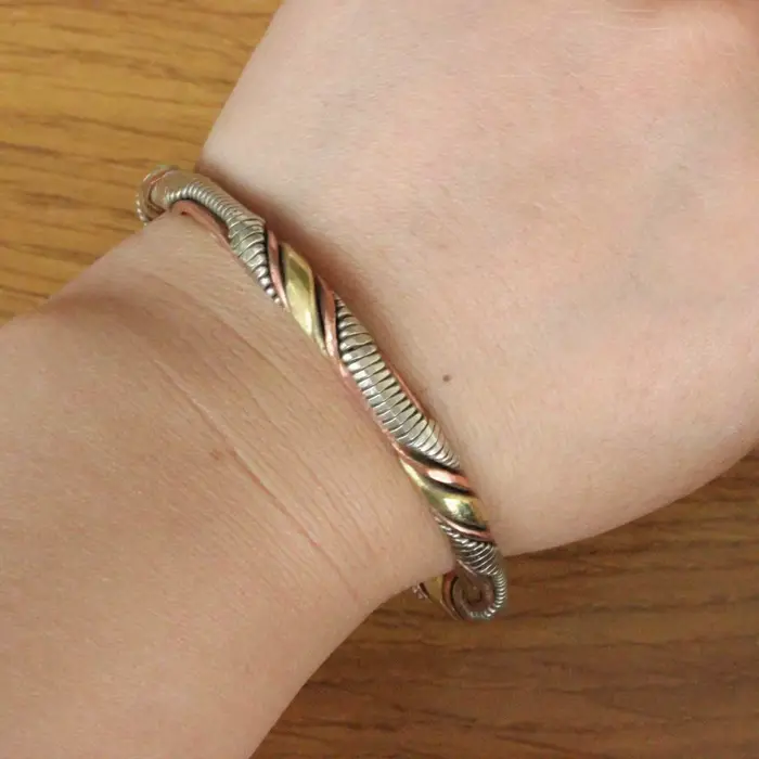 Bracelet de manchette pour femme en alliage de cuivre motif fleur fait à la main ajustable et élégant pour usage quotidien et cadeau