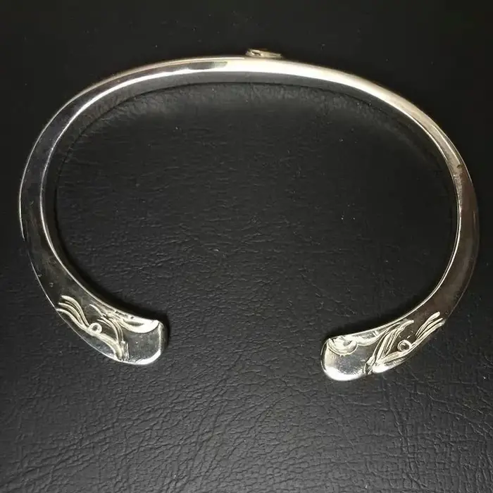 Bracelet vintage en or avec un aigle à quatre yeux