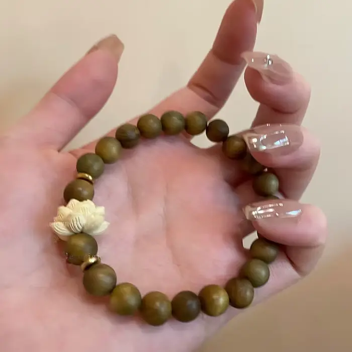 Bracelet Vintage en Bois de Lotus et Perles avec Pendentif Fleur Bijou Traditionnel pour Hommes et Femmes Occasions Religieuses Cérémonies Soirées Elégantes
