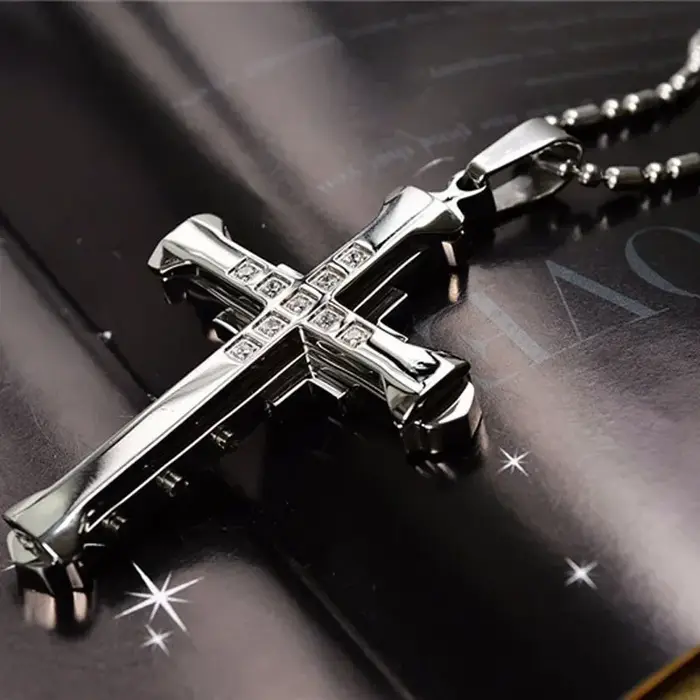 Pendentif croix de jésus en cristal pour homme
