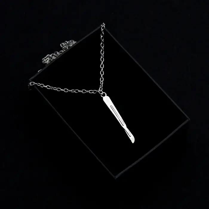 Collier pendentif scalpel en argent