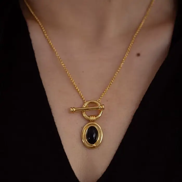 Collier Classique en Agate Noire avec Boucle Unique, Design Original, Pendentif Luxueux et Lumineux,