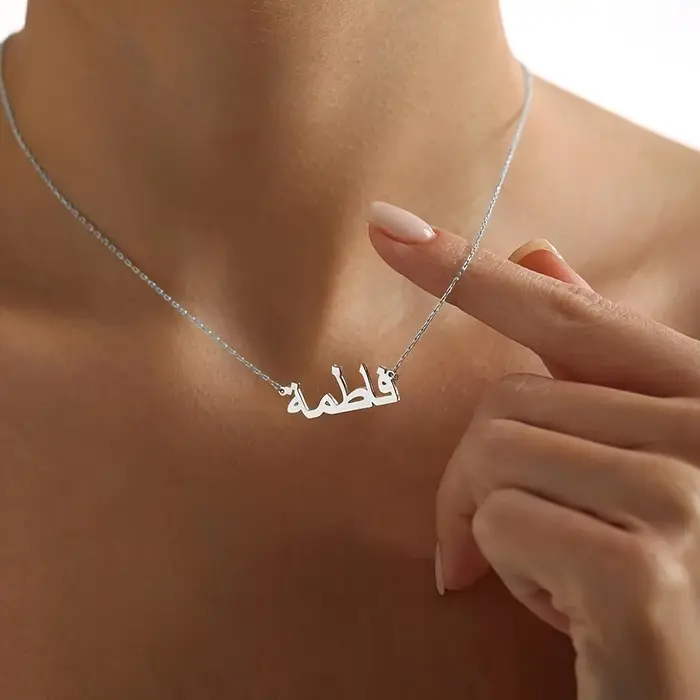 Collier personnalisé en acier inoxydable avec nom en calligraphie arabe pour femmes styles modernes occasions spéciales