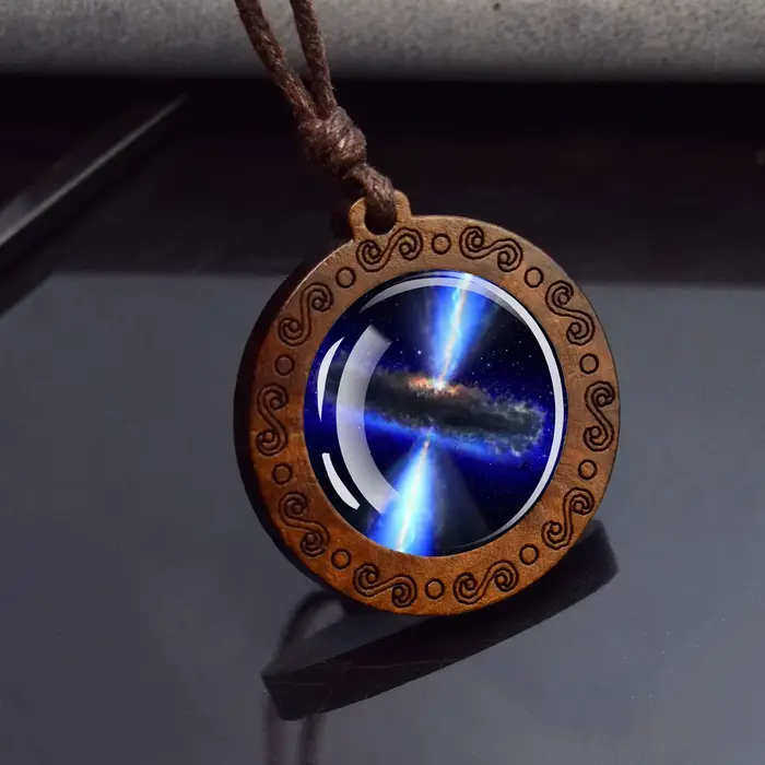 Collier Planète Galaxie Spirale, Pendentif en Bois, Chaîne en Corde, Bijou Spatial Nébuleuse, Cadeau d'Astronomie