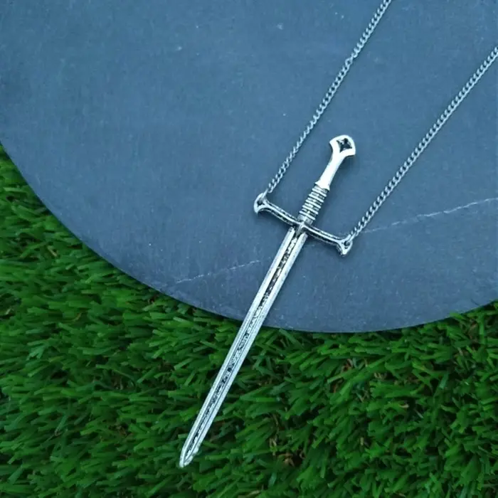 Collier épée croissant gothique, bijoux épée, Dark Academia, épée médiévale, Romance sombre, rigidé