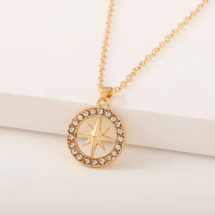 Le collier étoile hexagonale Sky Star David est un pendentif à la mode et polyvalent avec un sens du