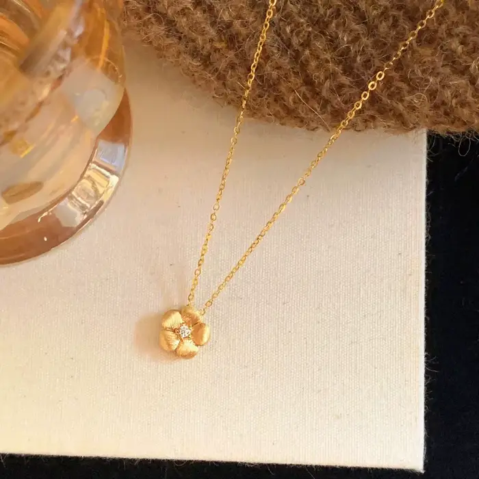 Nouveau collier pendentif fleur petite en or antique avec diamants