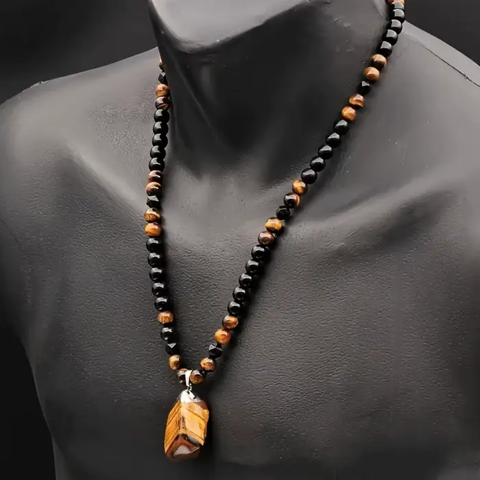 Collier en pierre d'oeil de tigre pendentif en perles noires pour femmes classique et audacieux pour anniversaire et occasions spéciales