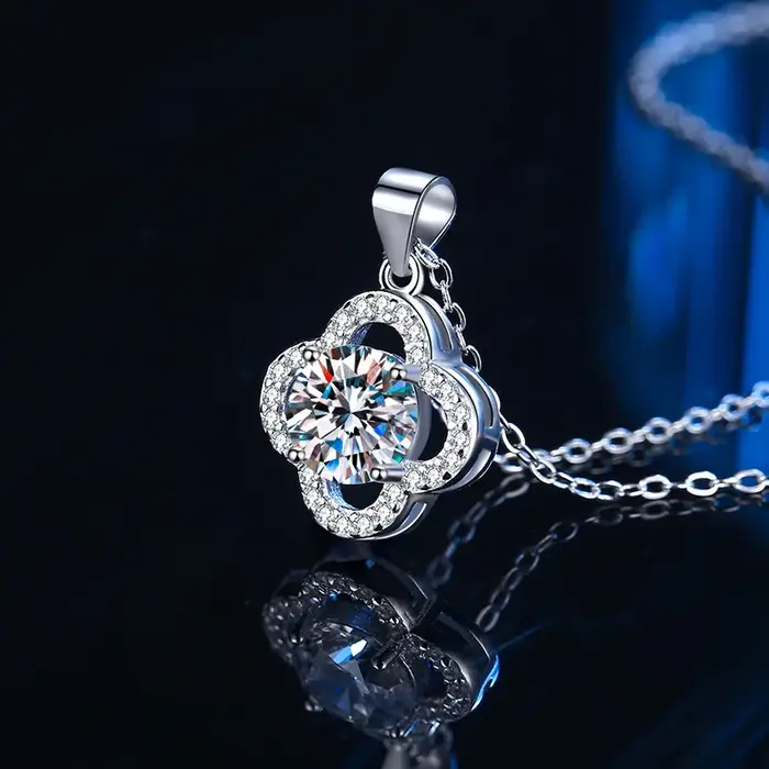 Collier en argent sterling S925 avec trèfle à quatre feuilles en moissanite