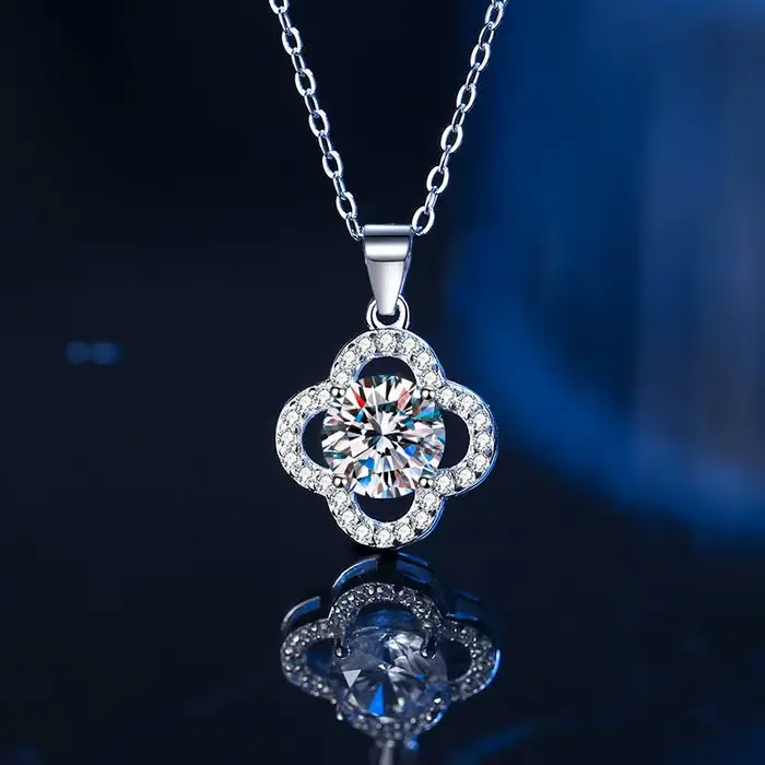Collier pendentif trèfle à quatre feuilles en argent sterling 925 avec halo, moissanite taille ronde D VVS1, pour femme